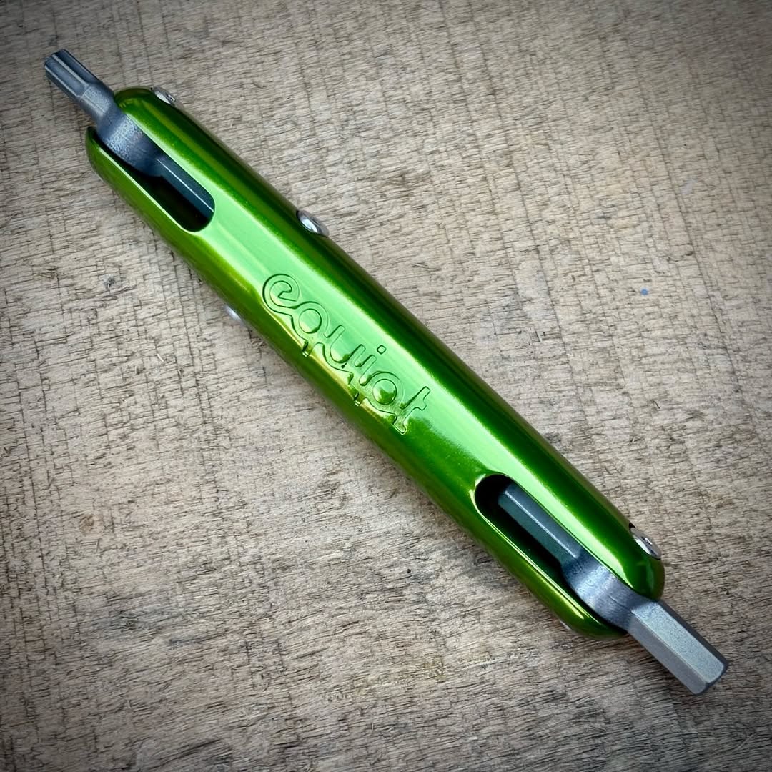 Multi-outil fixé sous un porte-bidon sur un cadre de vélo